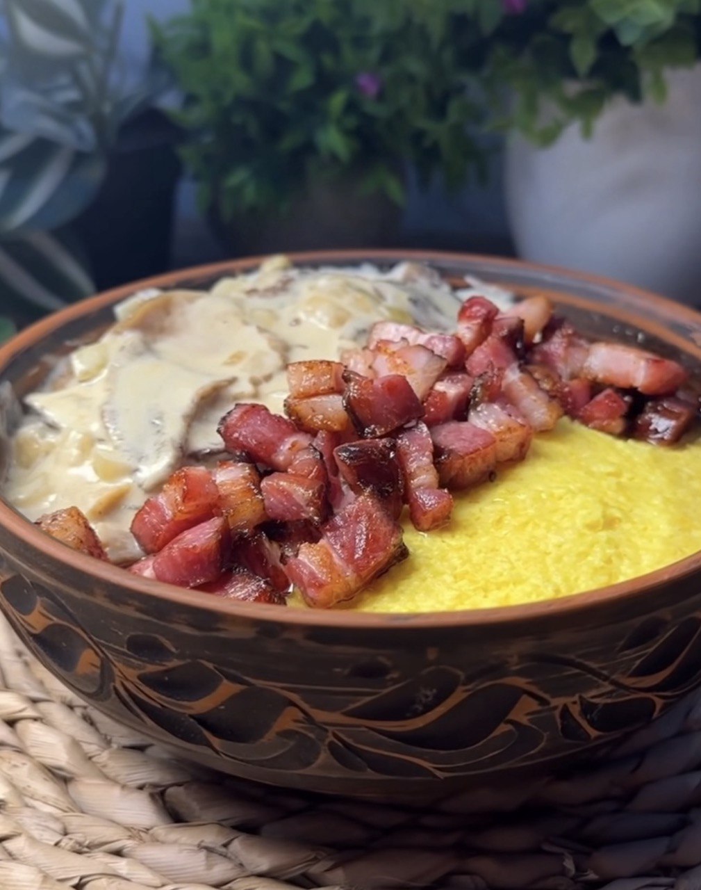 Справжній гуцульський банош з грибами та шкварками: легко приготувати вдома