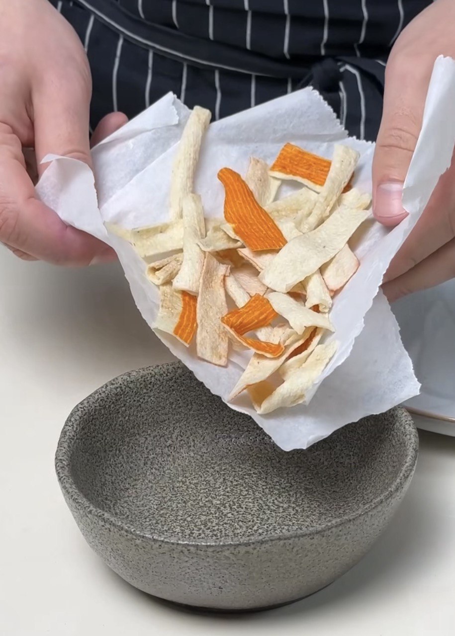 Хрусткі чіпси з крабових паличок за 3 хв: чудово замінюють магазинні