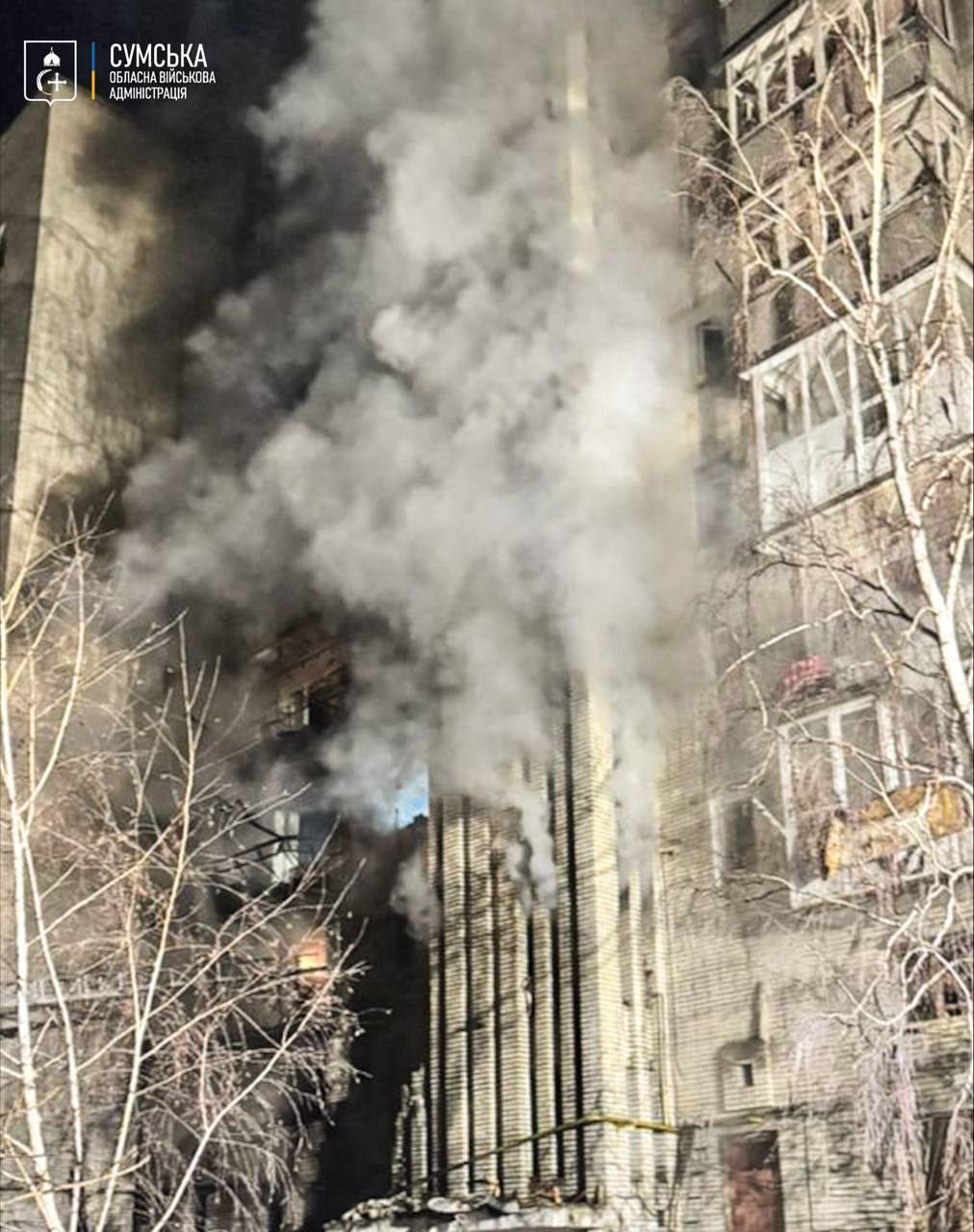 РФ вдарила по Охтирці: дрон влучив у висотку, є постраждалі