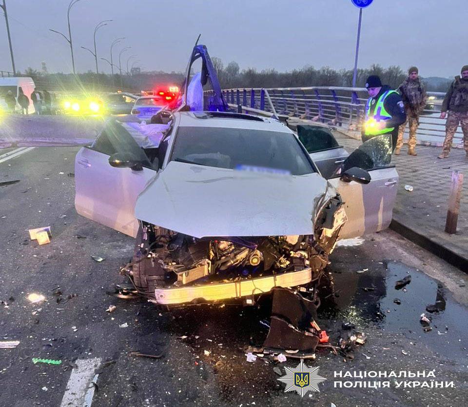 У Києві перекрили міст Метро в обох напрямках: що сталося