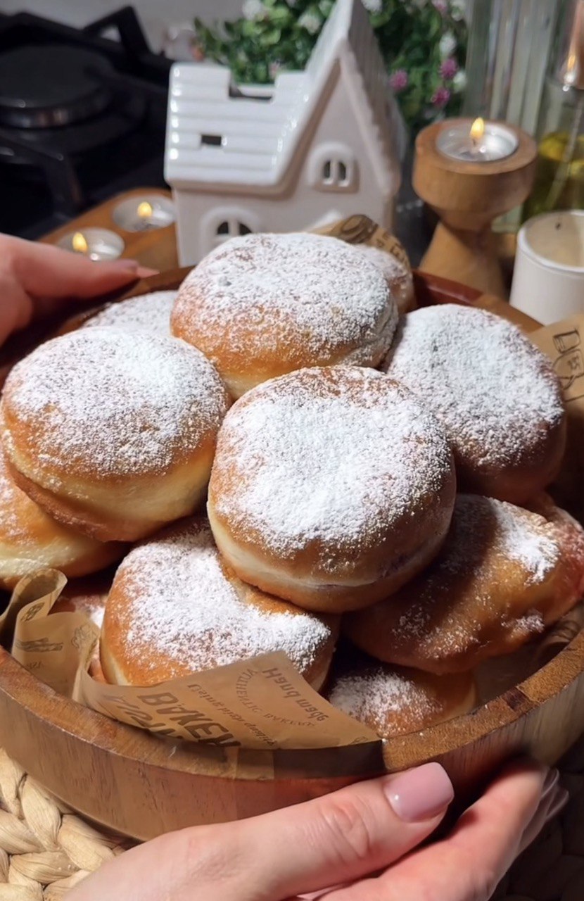 М'які пісні пончики з маком і вишнями: простий домашній рецепт