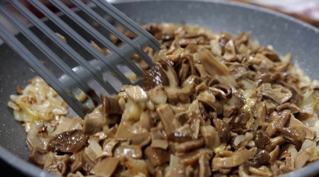 Ароматная грибная подлива из простых ингредиентов: легкий рецепт