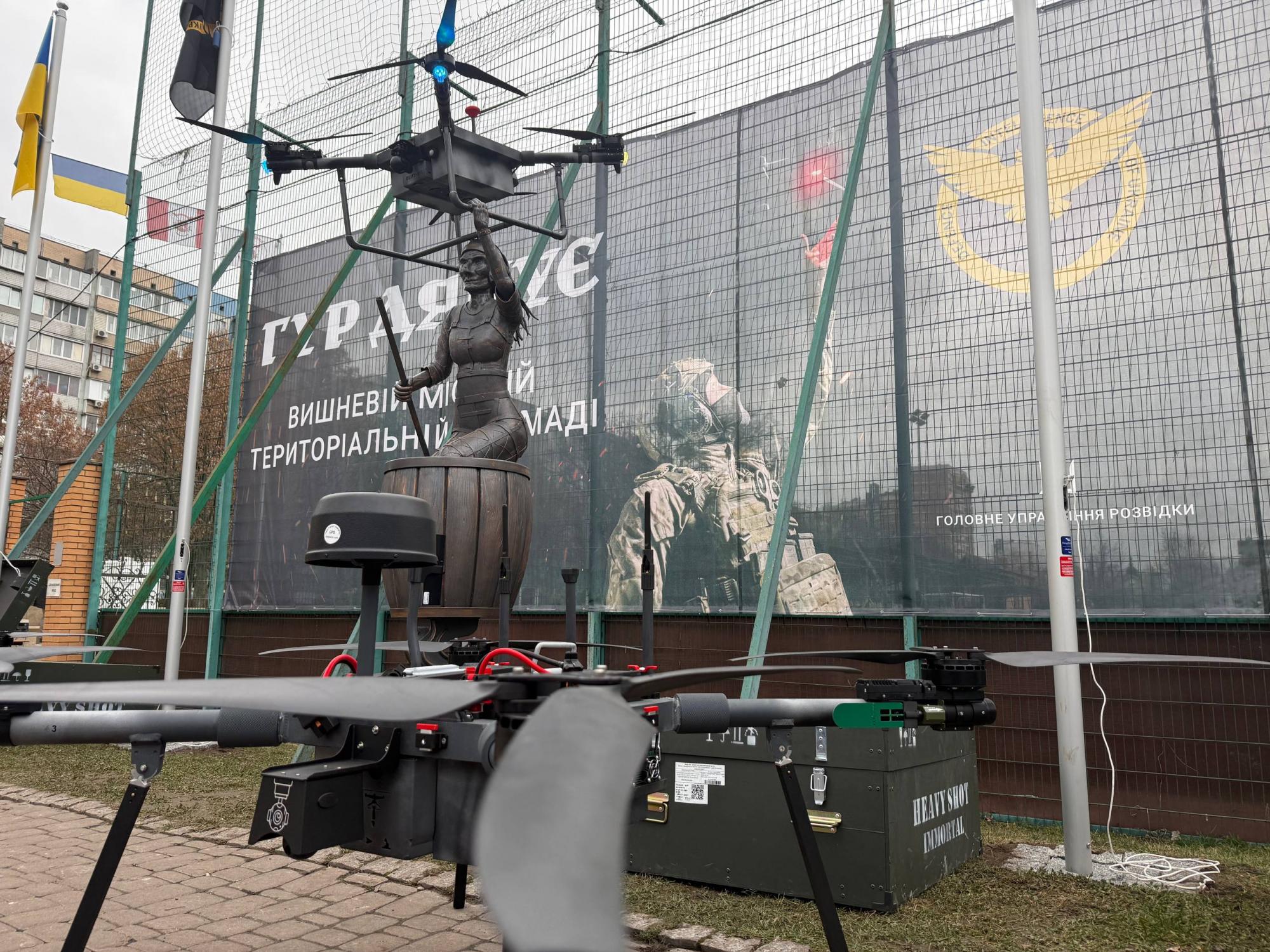 Та сама "Баба Яга". У Вишневому за участі ГУР відкрили пам'ятник легендарному дрону