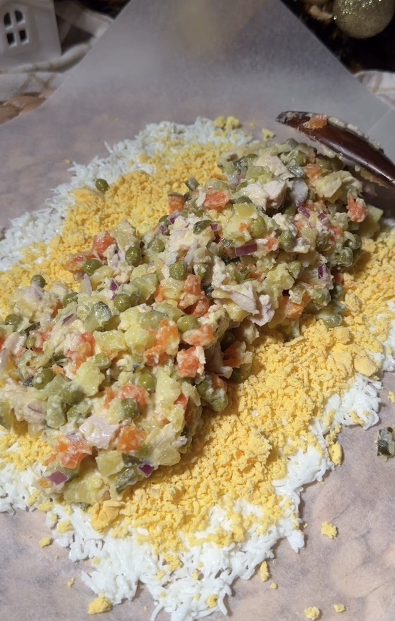 Олів'є по-новому: незвичайний рецепт зі святковою подачею