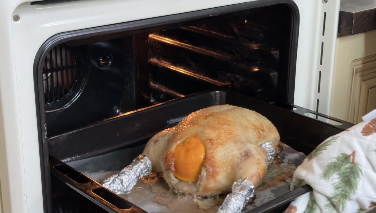 Запечена качка на Новий рік: виходить соковита та зі скоринкою