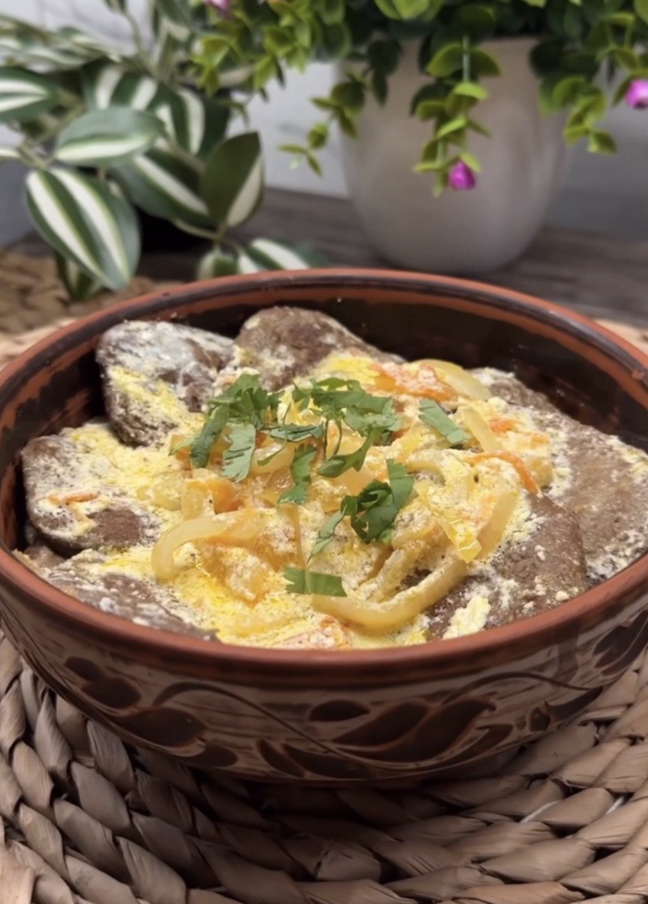 Ніжні тушкованих печінкові оладки: покроковий рецепт