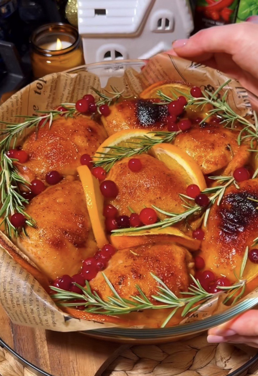 Запечена курка з апельсинами: мʼясо виходить ніжним і соковитим