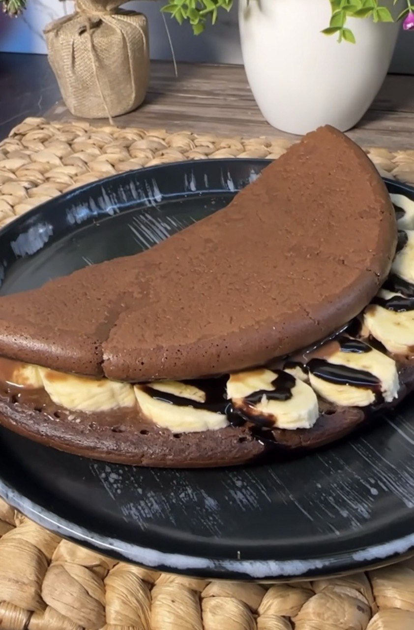 Шоколадний млинець з бананом на сніданок: ідеальний рецепт для початку дня