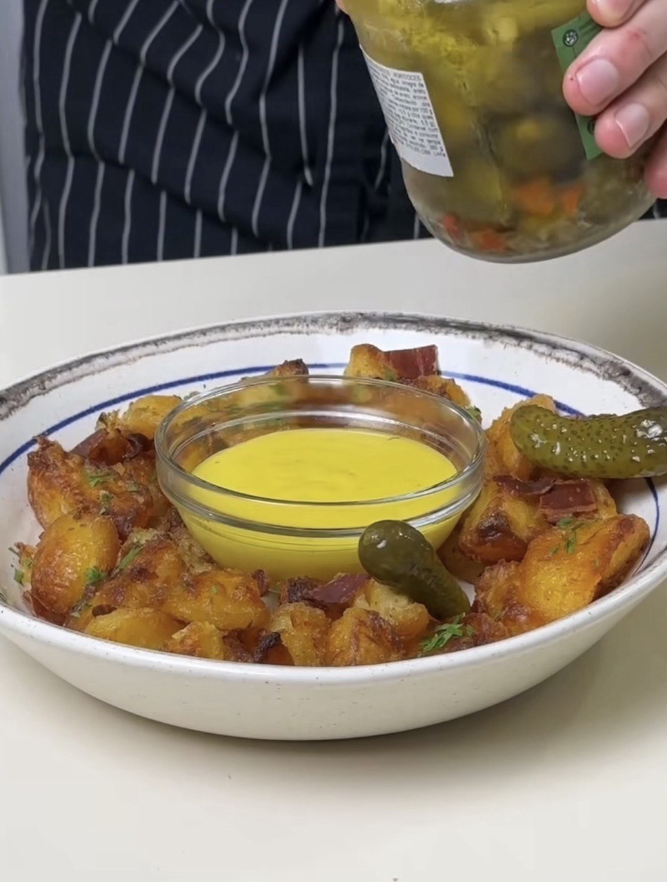 Ідеальна хрустка картопля з соусом від шеф-кухаря: вийде у кожного