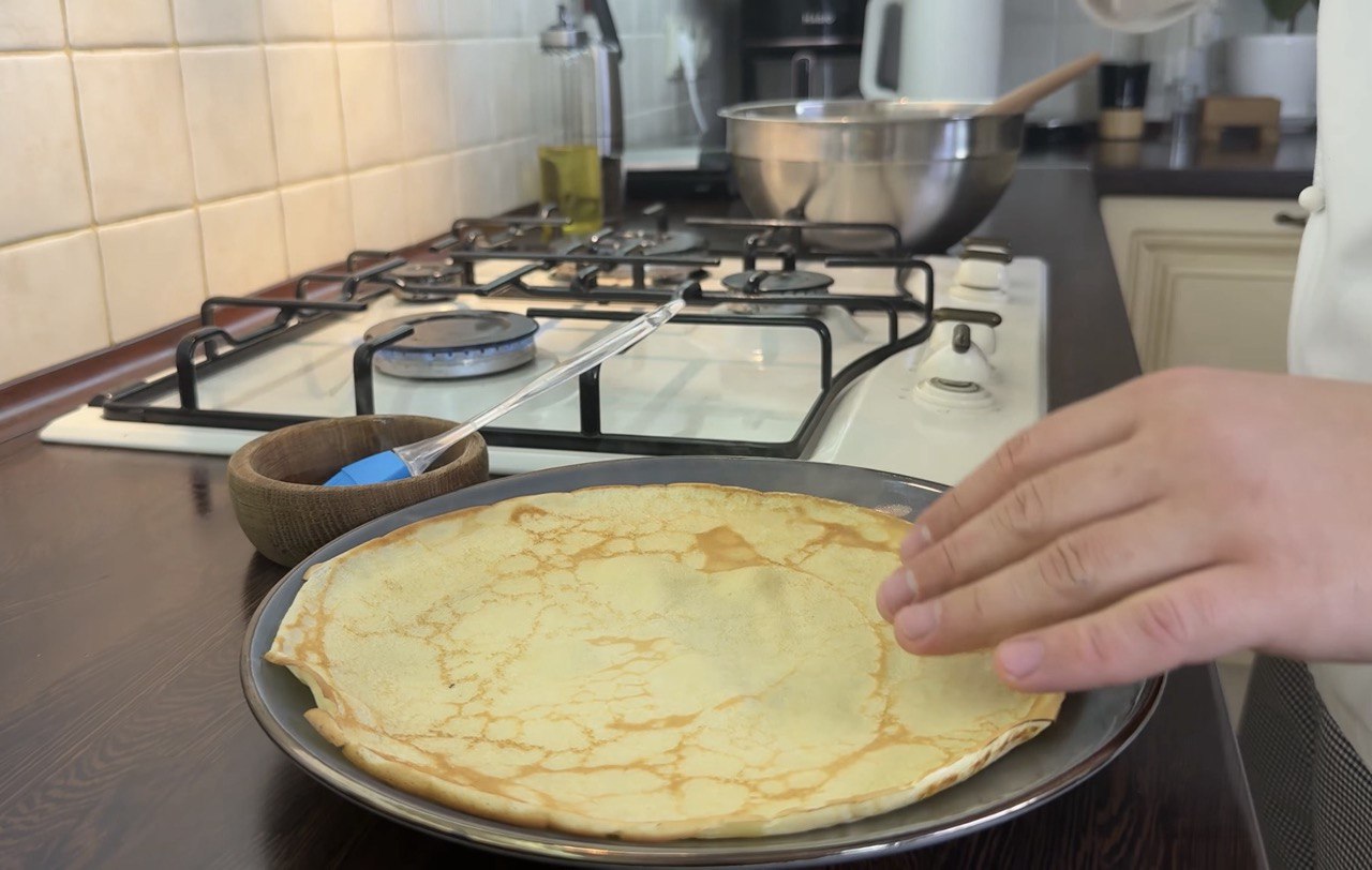 Їжте млинці по-новому: рецепт солоного торта зі смачною начинкою