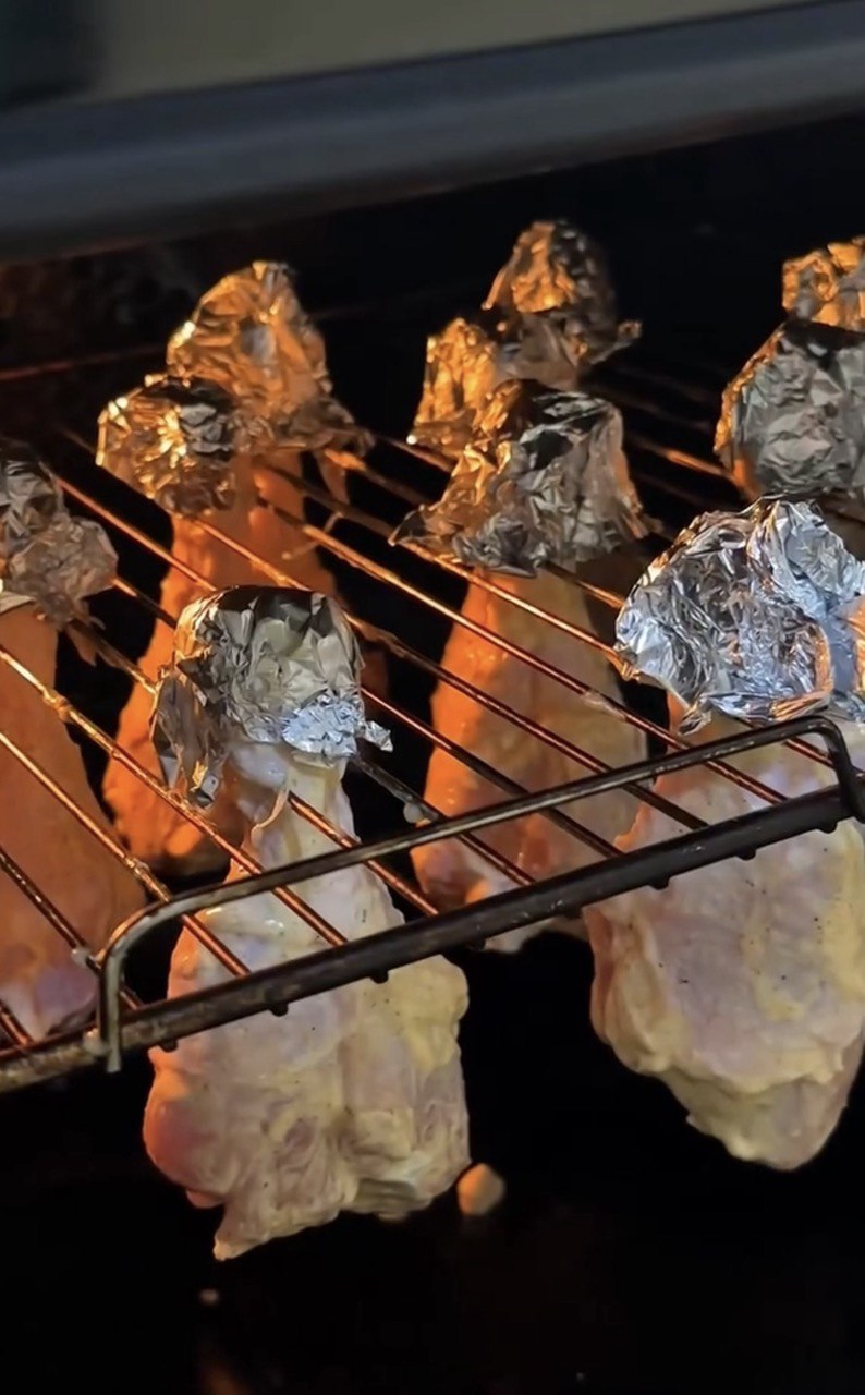 Курячі гомілки в духовці, які смачніші, ніж з мангала: результат здивує