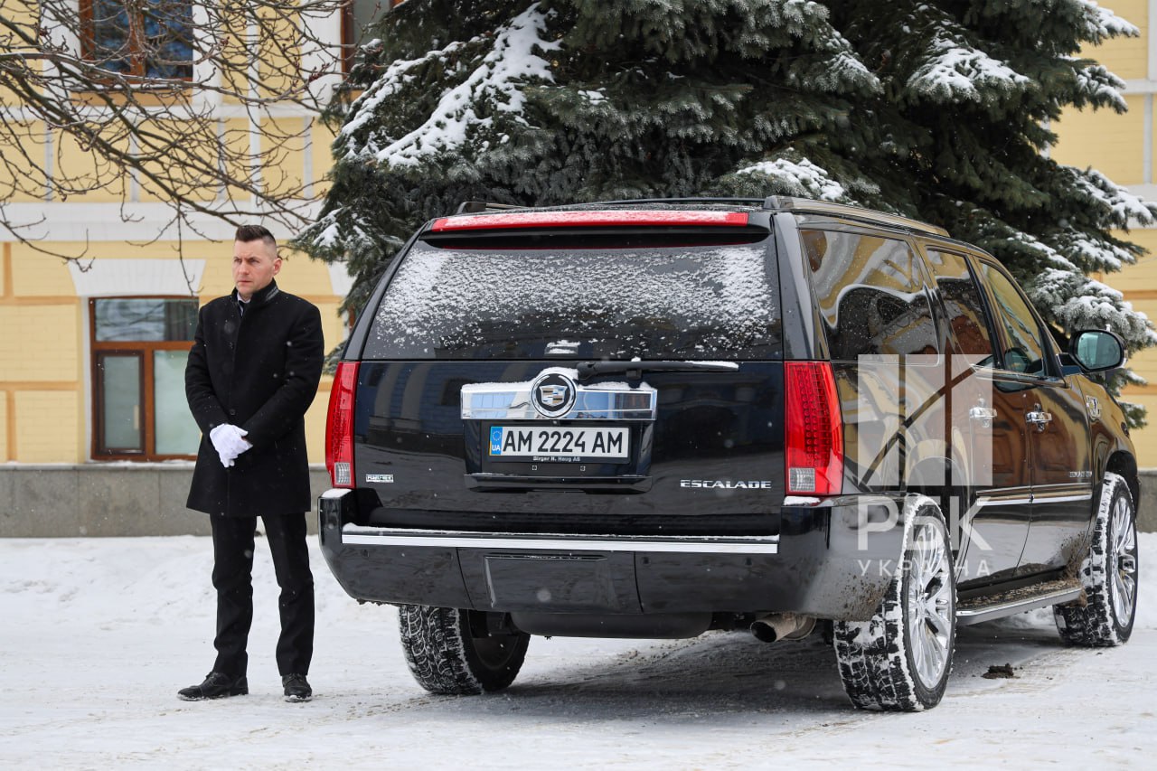 "Загинув, повертаючи світло Києву". У столиці попрощалися з екс-головою "Укренерго" Брехтом