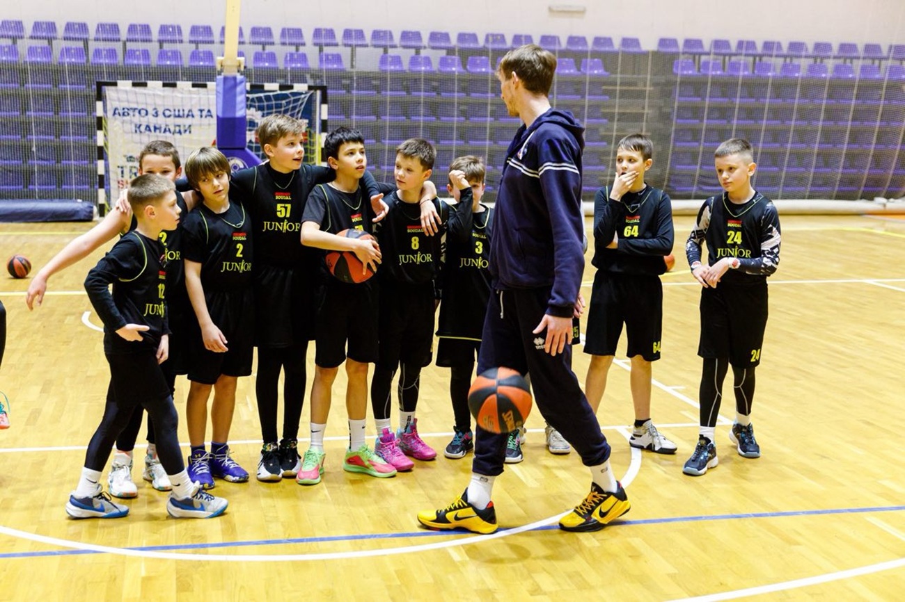 "Харківські Соколи" за підтримки корпорації "Здоров'я" борються в Суперлізі та тренують юних баскетболістів