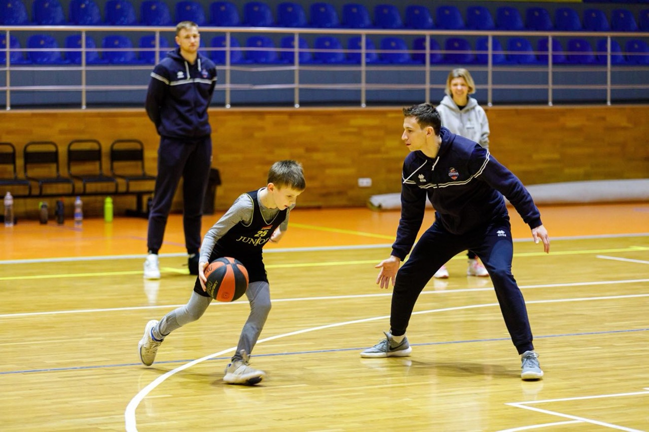 "Харківські Соколи" за підтримки корпорації "Здоров'я" борються в Суперлізі та тренують юних баскетболістів