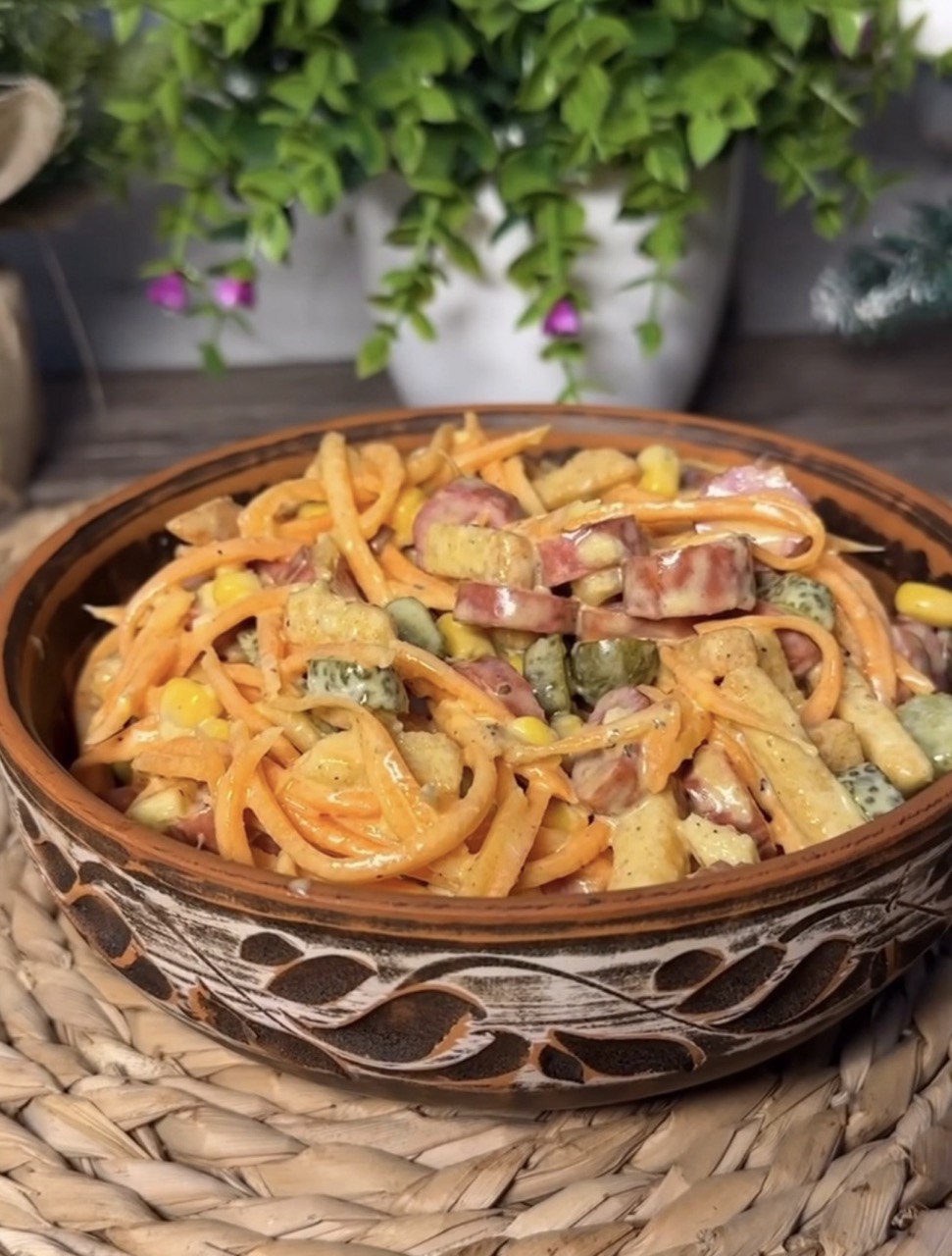 Швидкий рецепт салату з ковбасками: готується всього 5 хв