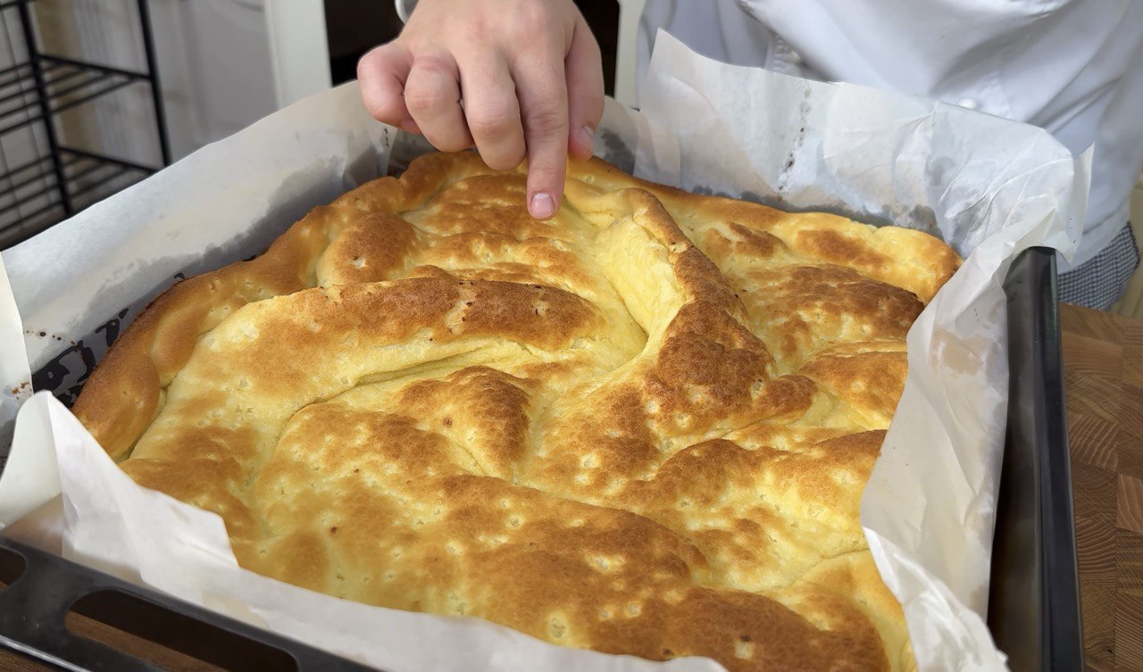 Соковитий рулет з вишнями та кремом: він стане вашим улюбленим