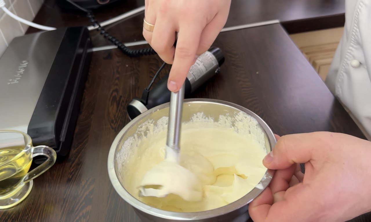 Мінімум калорій та максимум білка: рецепт корисного сирника без борошна