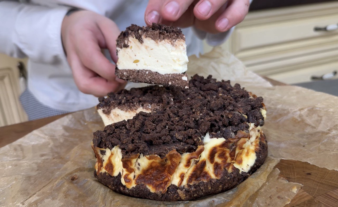 Мінімум калорій та максимум білка: рецепт корисного сирника без борошна