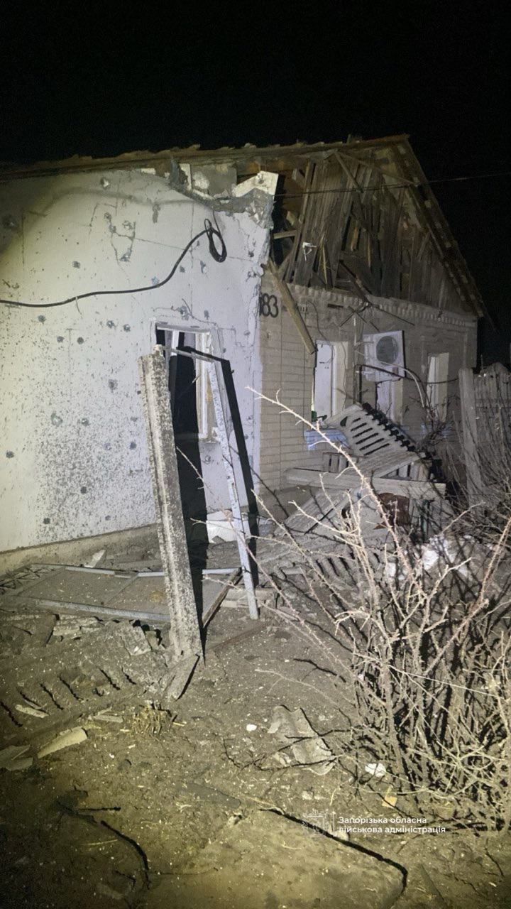 На Запорожье блэкаут после атак врага, повреждены частные дома: ОВА показала видео