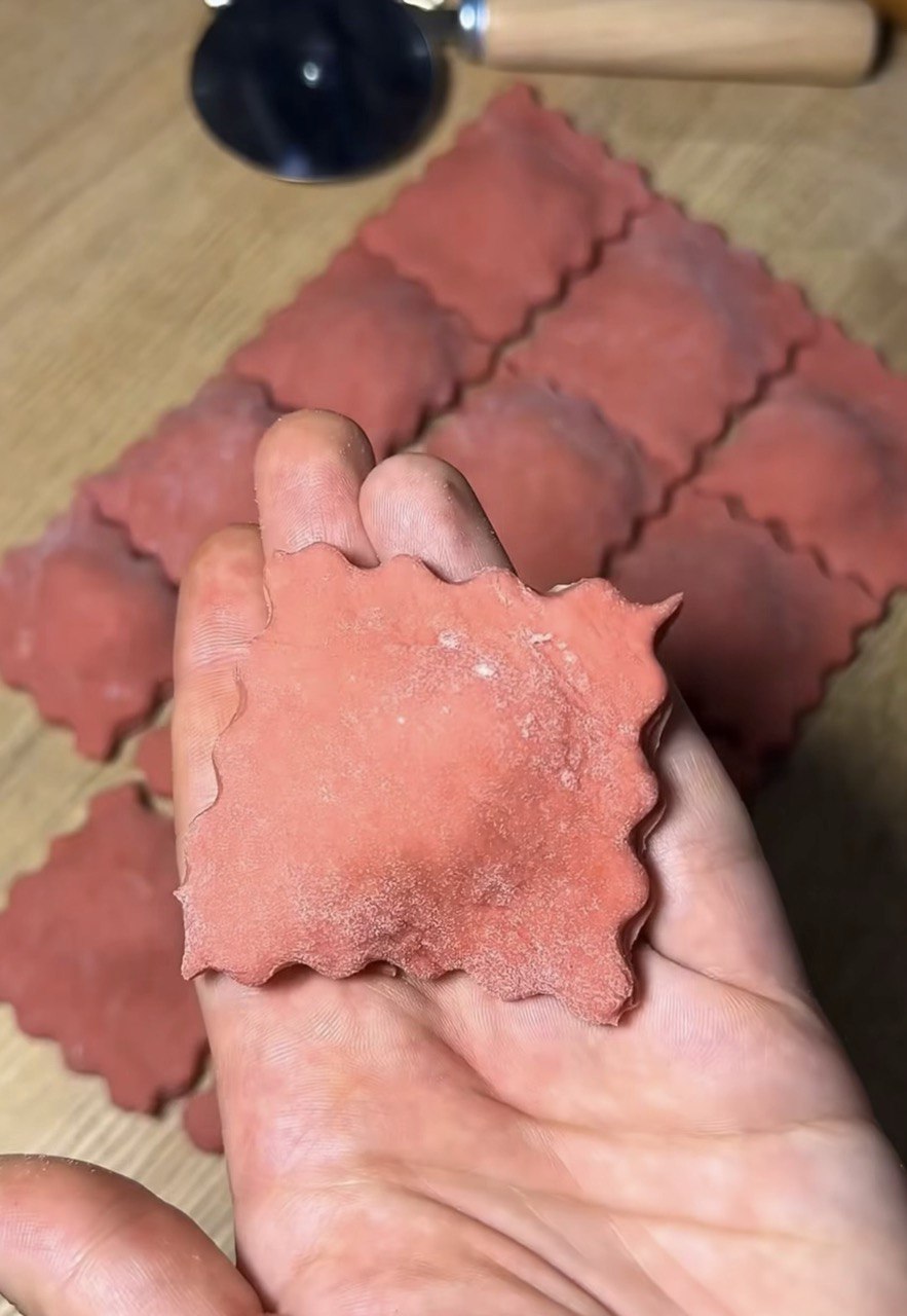 Рожеві равіолі з ефектом “вау”: виглядають дорого, а готуються легко