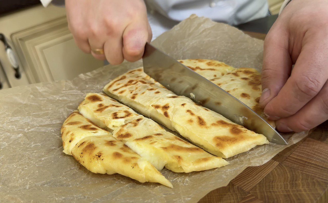 З’їдають ще гарячим: сирно-картопляний хліб на сковороді за кілька хвилин