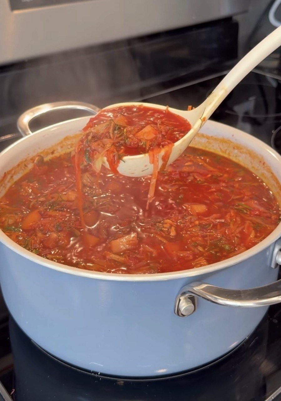 Борщ втрачає колір через цю помилку: ось як зробити його червоним і апетитним