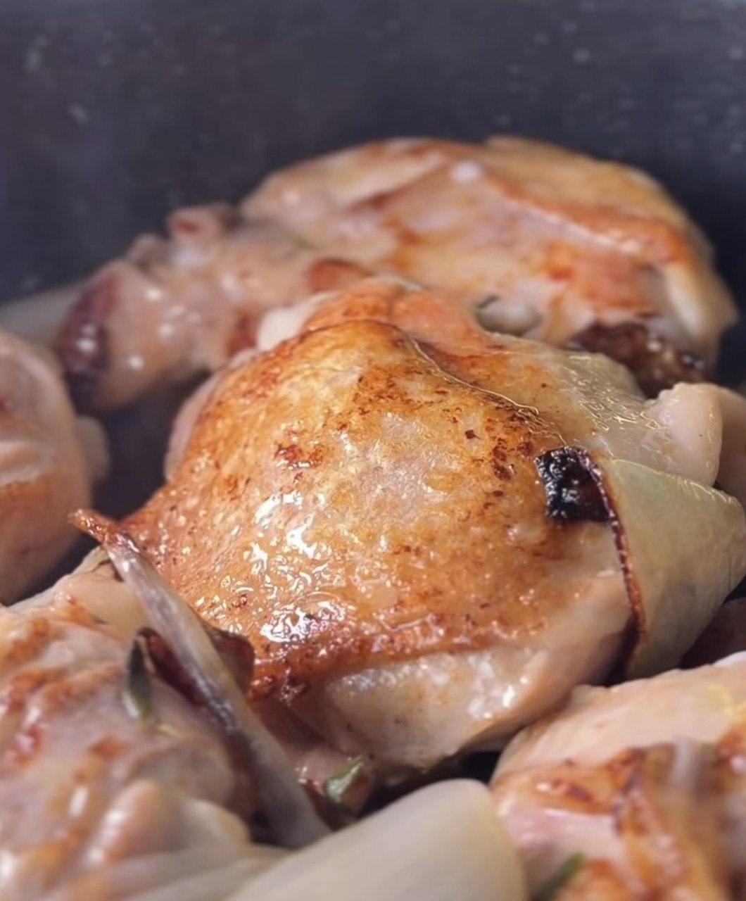 Цей соус перетворить курку на кулінарний шедевр: секрет у одній ягоді