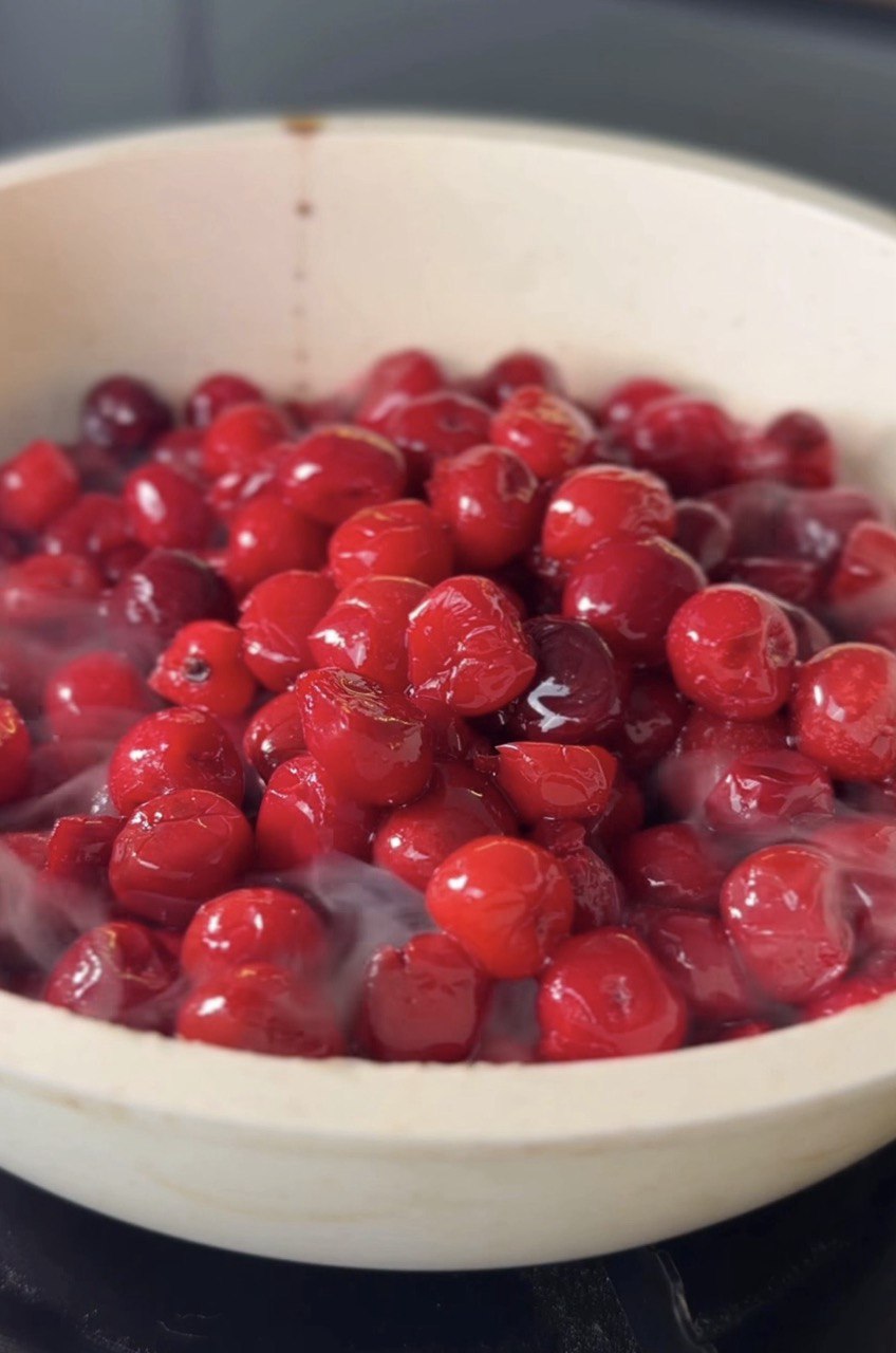 Цей соус перетворить курку на кулінарний шедевр: секрет у одній ягоді