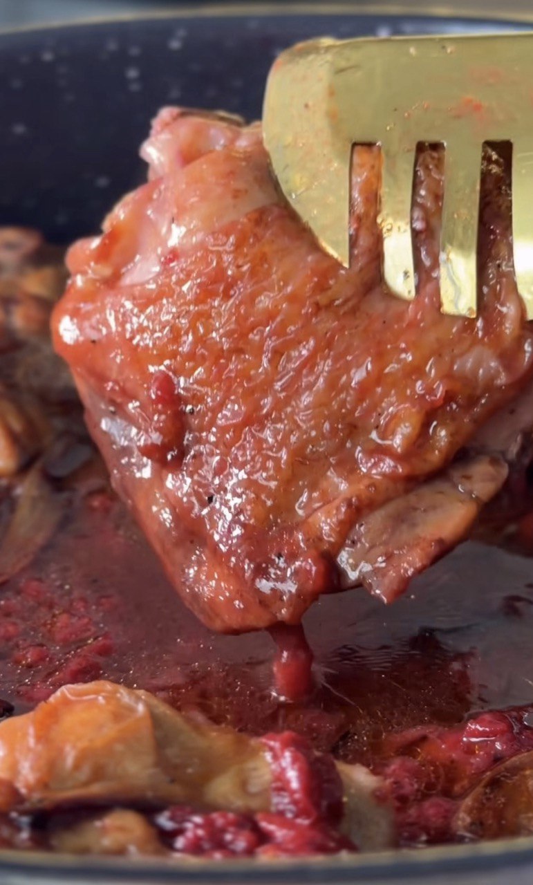 Цей соус перетворить курку на кулінарний шедевр: секрет у одній ягоді