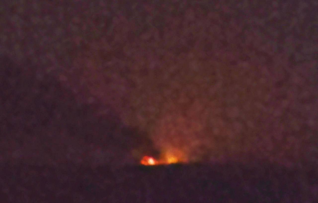 У Луганську горить нафтобаза, а під Алчевськом приліт по підстанції: кадри з місця НП