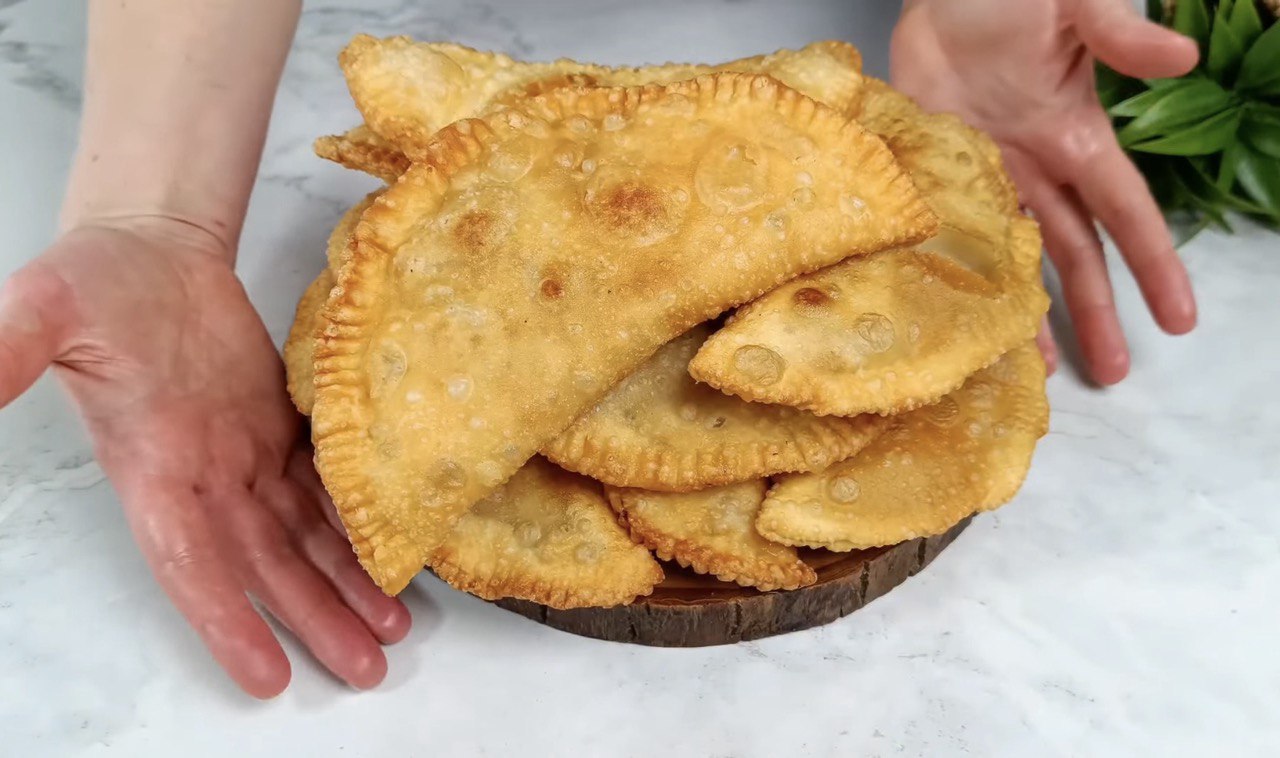 Секрет хрустящих и нежных чебуреков раскрыт: просто добавьте это в тесто