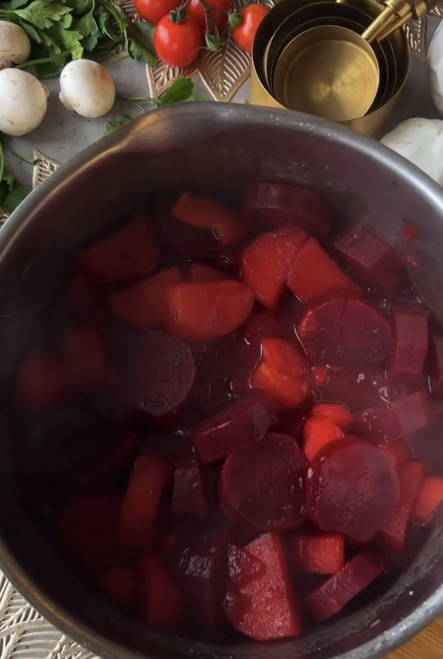 Крем-суп из этого овоща удивит своим ярким цветом: будут есть даже дети