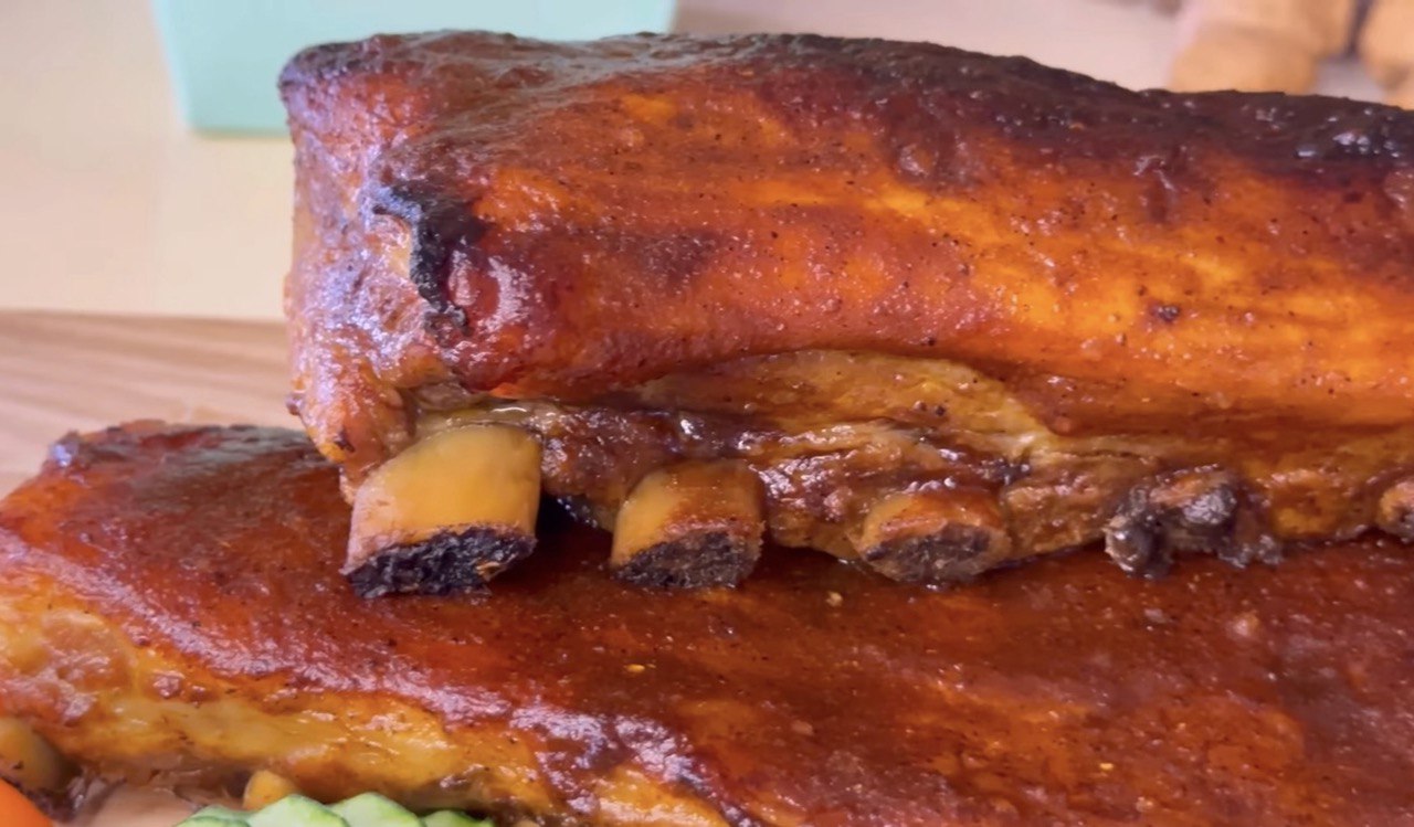 Лучший способ приготовить ребра: получаются сочными и с карамельной корочкой