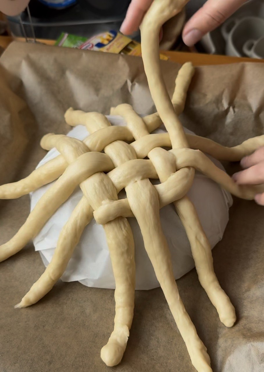 Стане зіркою святкового столу: великодній кошик з тіста, який здивує усіх