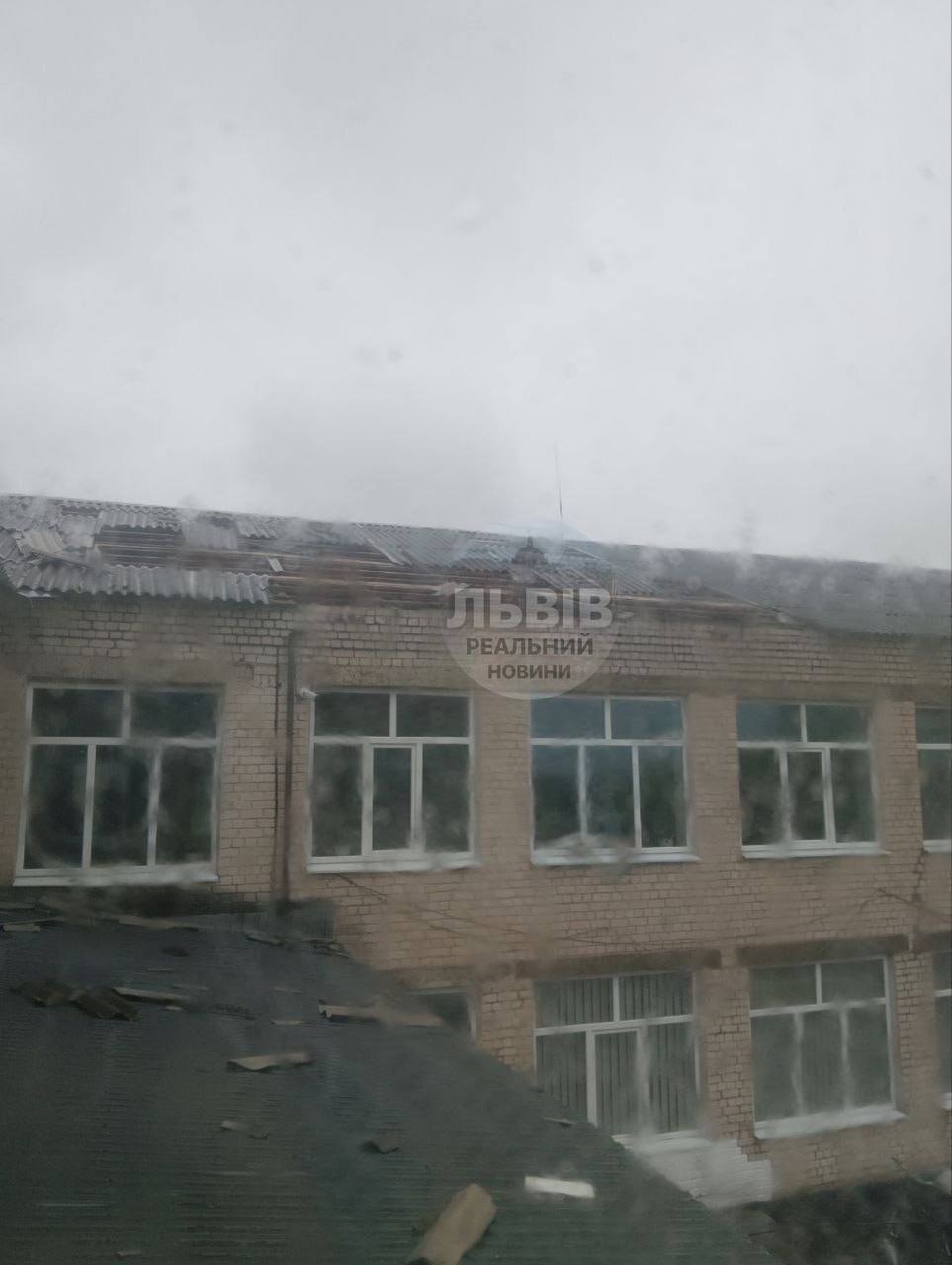 На западе Украины сильная непогода срывает крыши и засыпает градом (фото, видео)