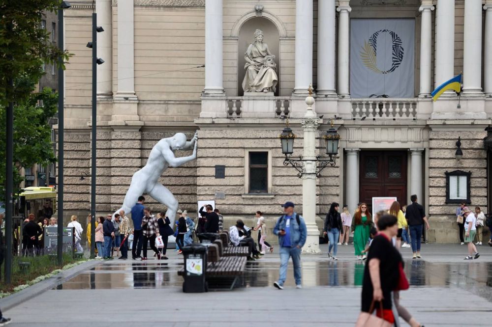 Розходимося, зради нема. У Львові розкрили таємницю дивної скульптури біля Оперного театру