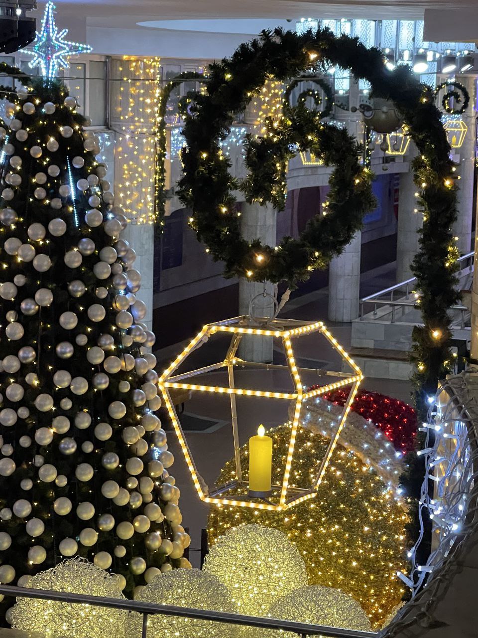 Знов у метро. Як в Харкові готуються до Нового року (фото)