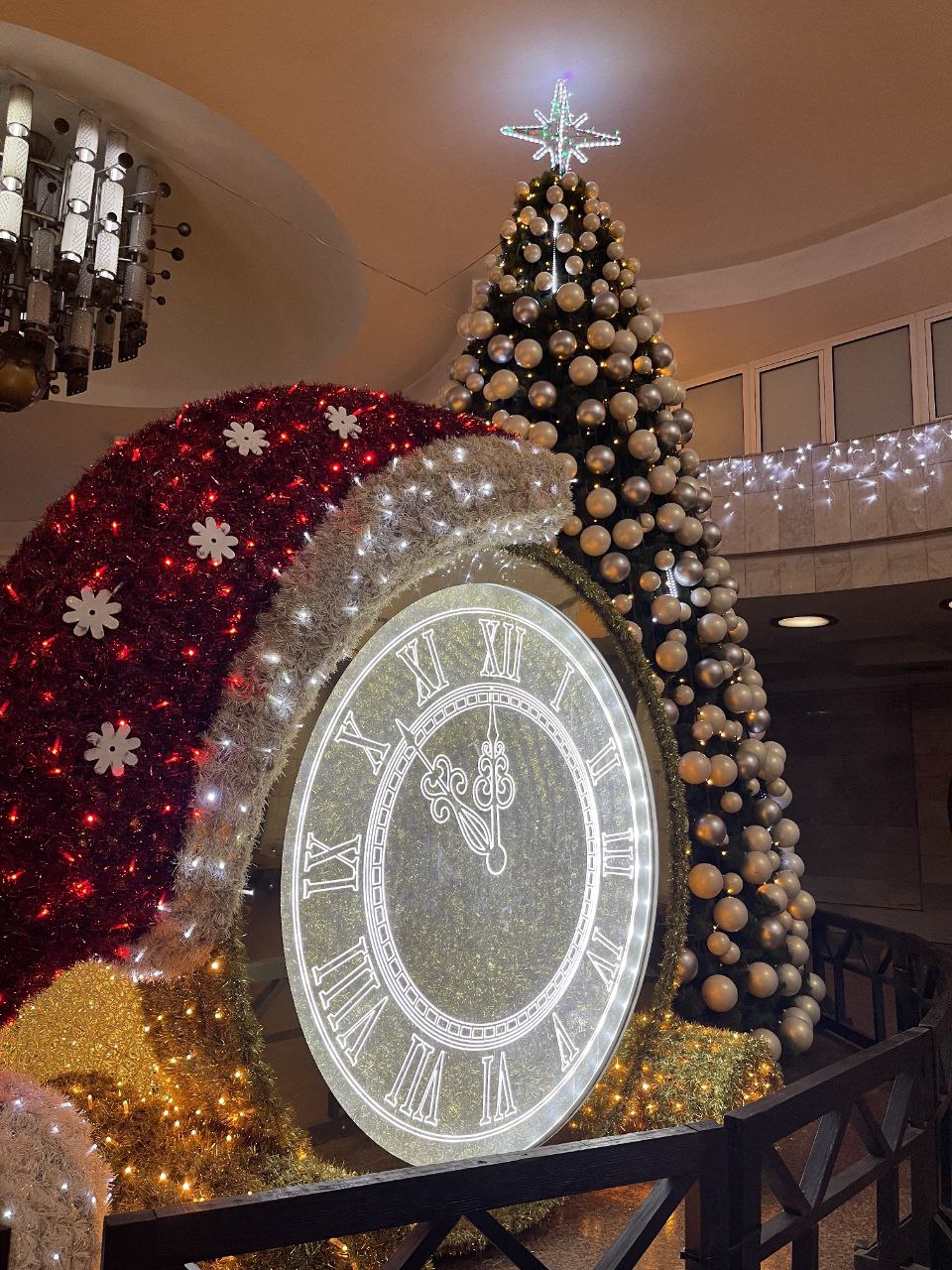 Знов у метро. Як в Харкові готуються до Нового року (фото)