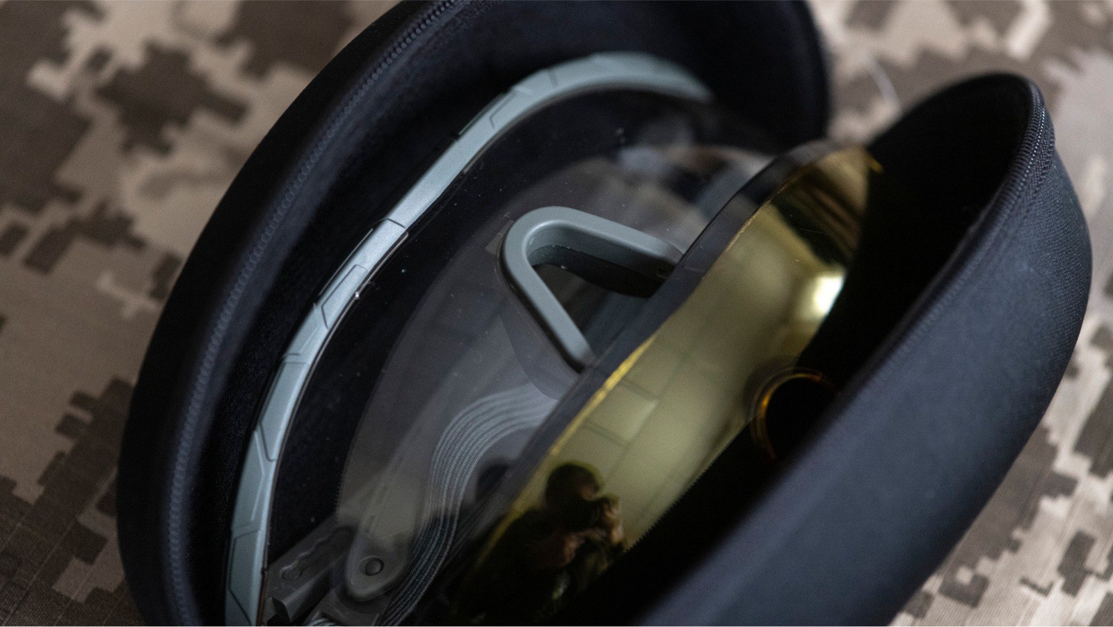 Бронежилеты, шлемы и тактические перчатки: что выдают украинским военным