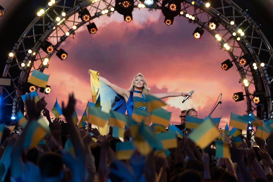 "Перевзулися" чи змінили переконання? Якими стали російськомовні українські зірки за рік війни