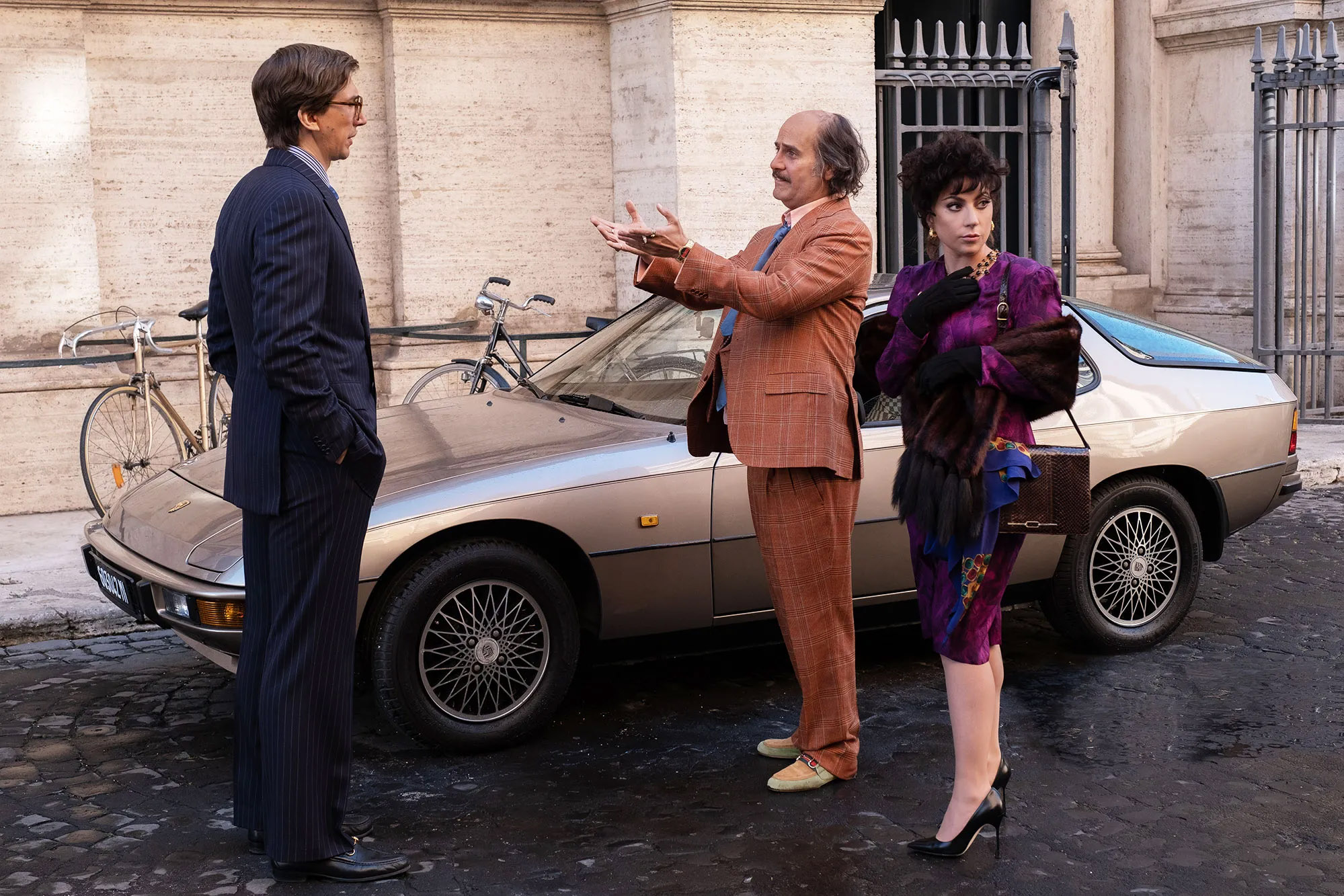 Колеса для Гуччі: які розкішні автомобілі можна побачити у фільмі "Дім Gucci"