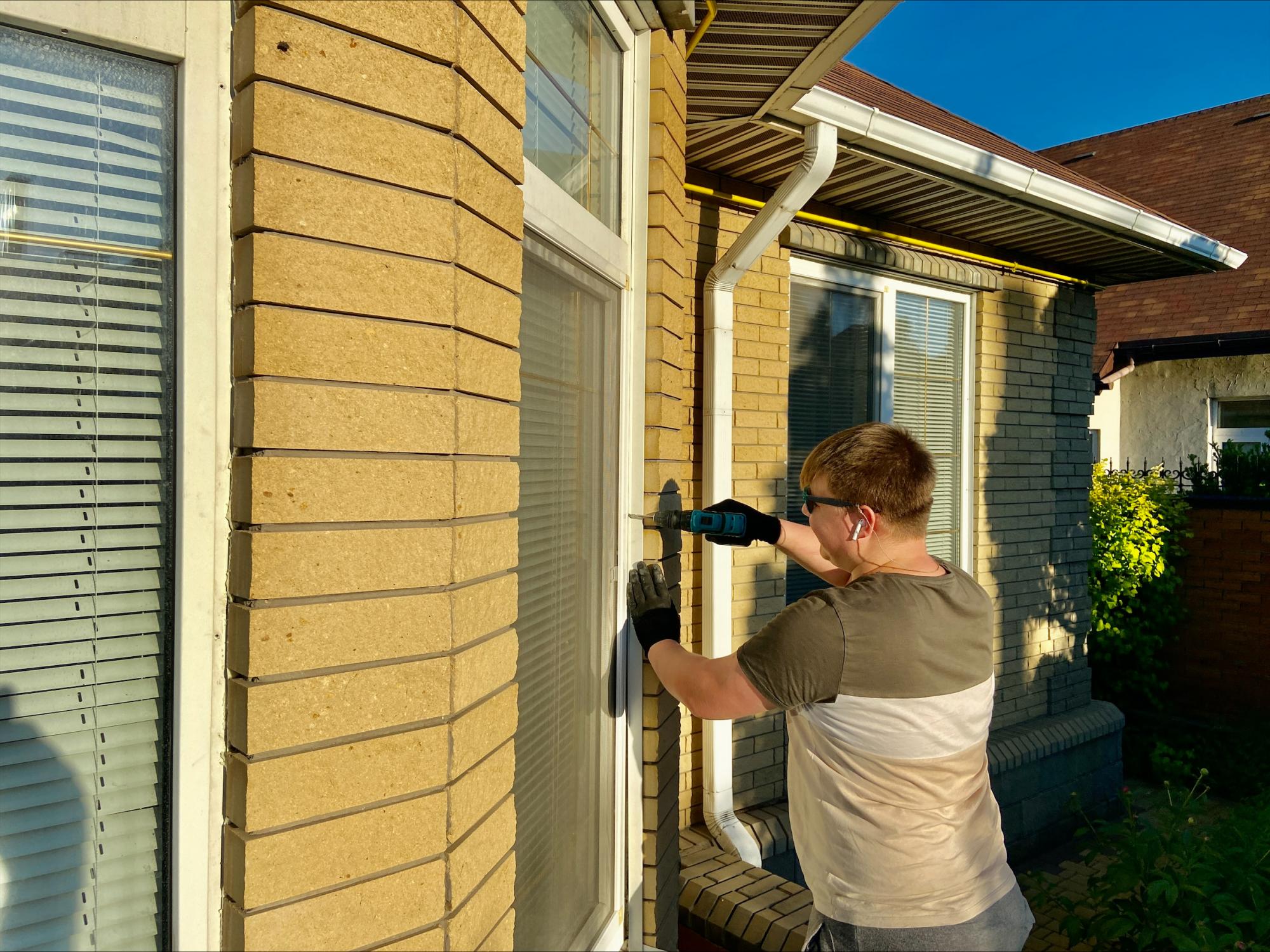 майстер виконує ремонт пластикових вікон майстер виконує ремонт пластикових вікон