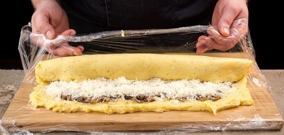 Легкий картофельный рулет с грибами на Новый год: готовим на скорую руку