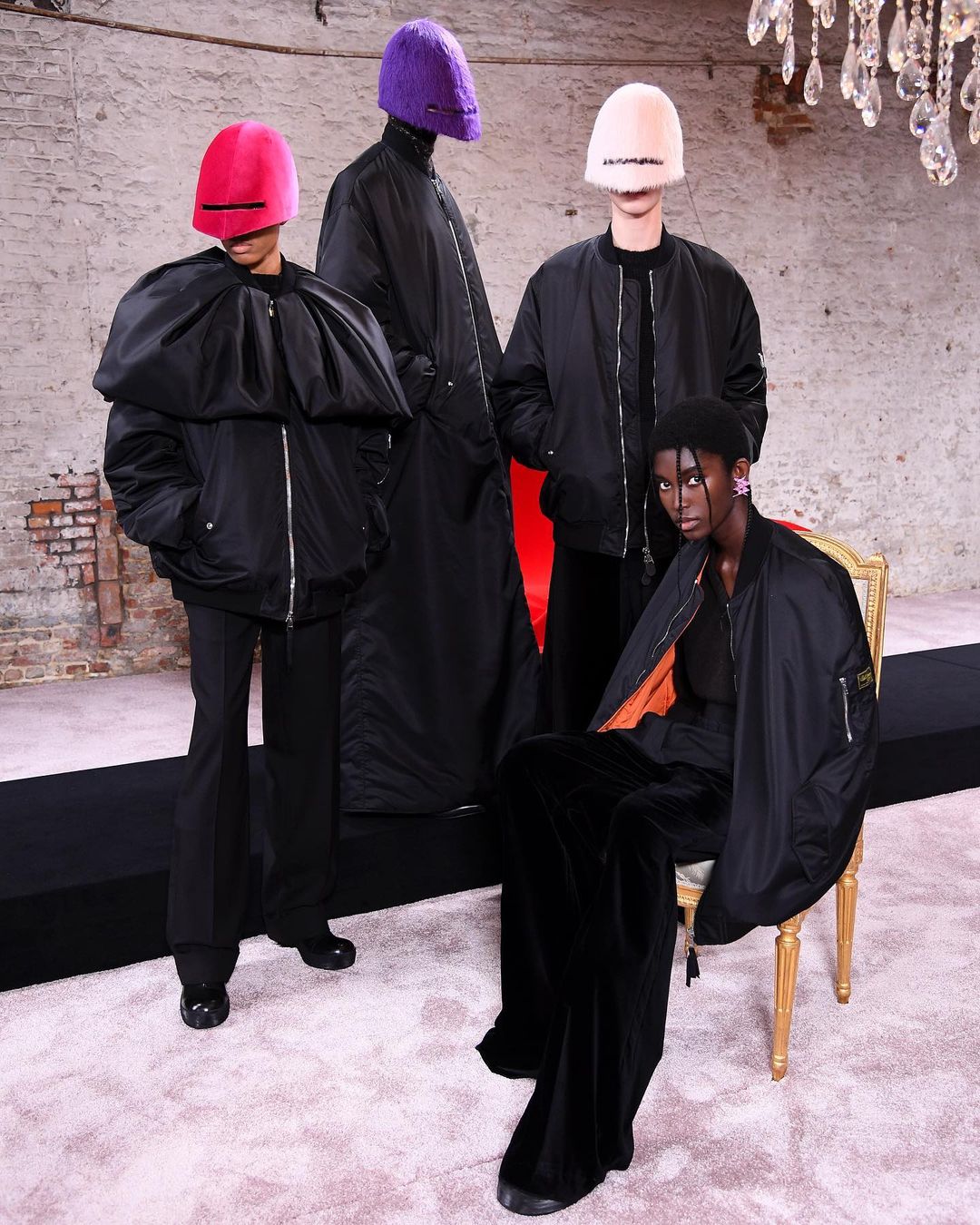 Сукні з вирізами, бомбери і панчохи: 5 мікротрендів Тижня моди в Лондоні осінь-зима 2022