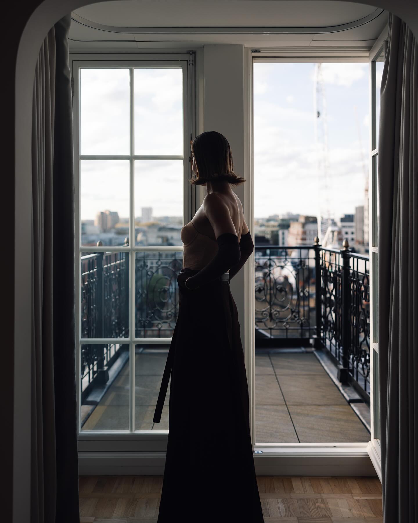 Ріта Ора цікаво "обіграла" класичний корсет та коричневі брюки в стилі Old money (фото)