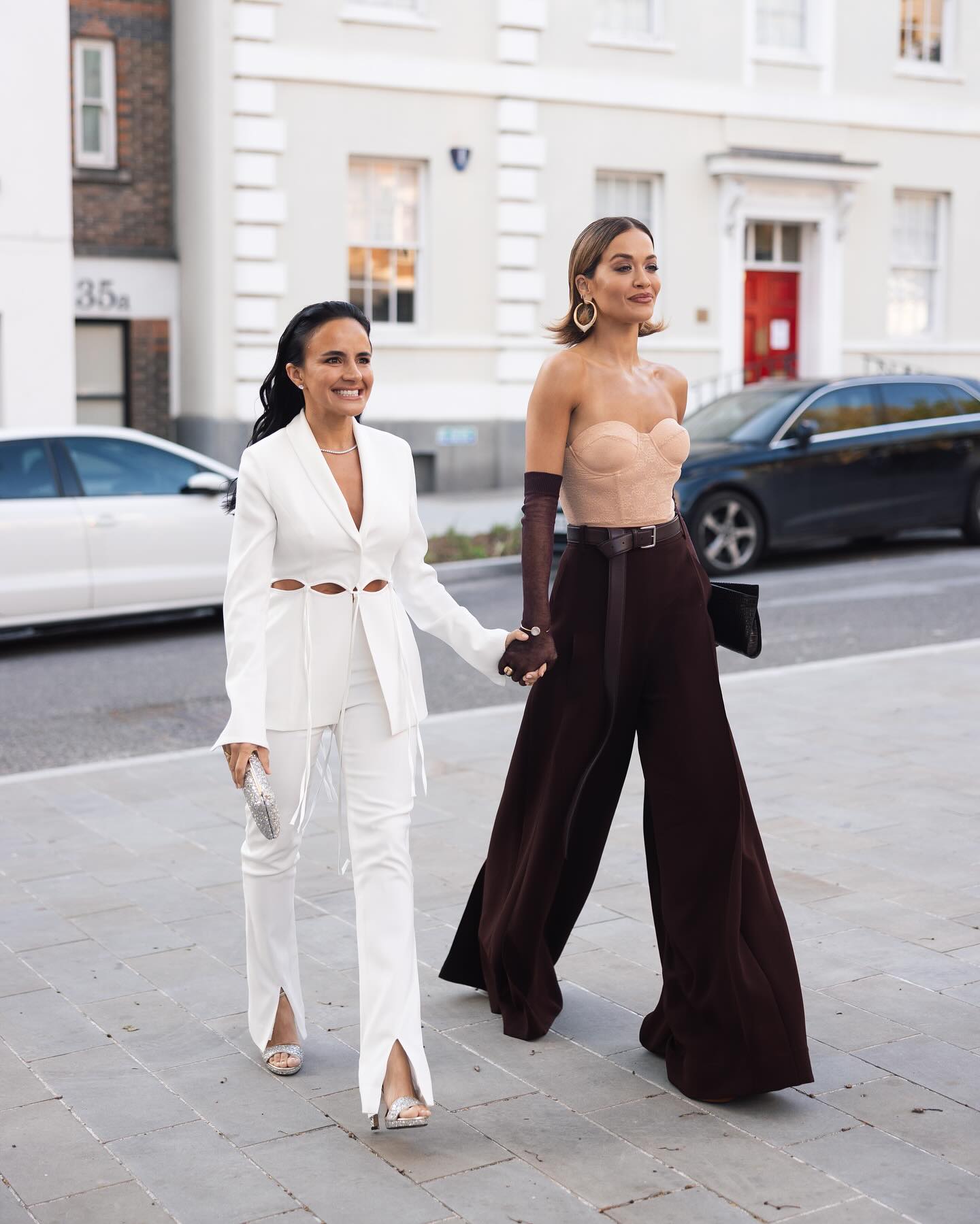 Ріта Ора цікаво "обіграла" класичний корсет та коричневі брюки в стилі Old money (фото)