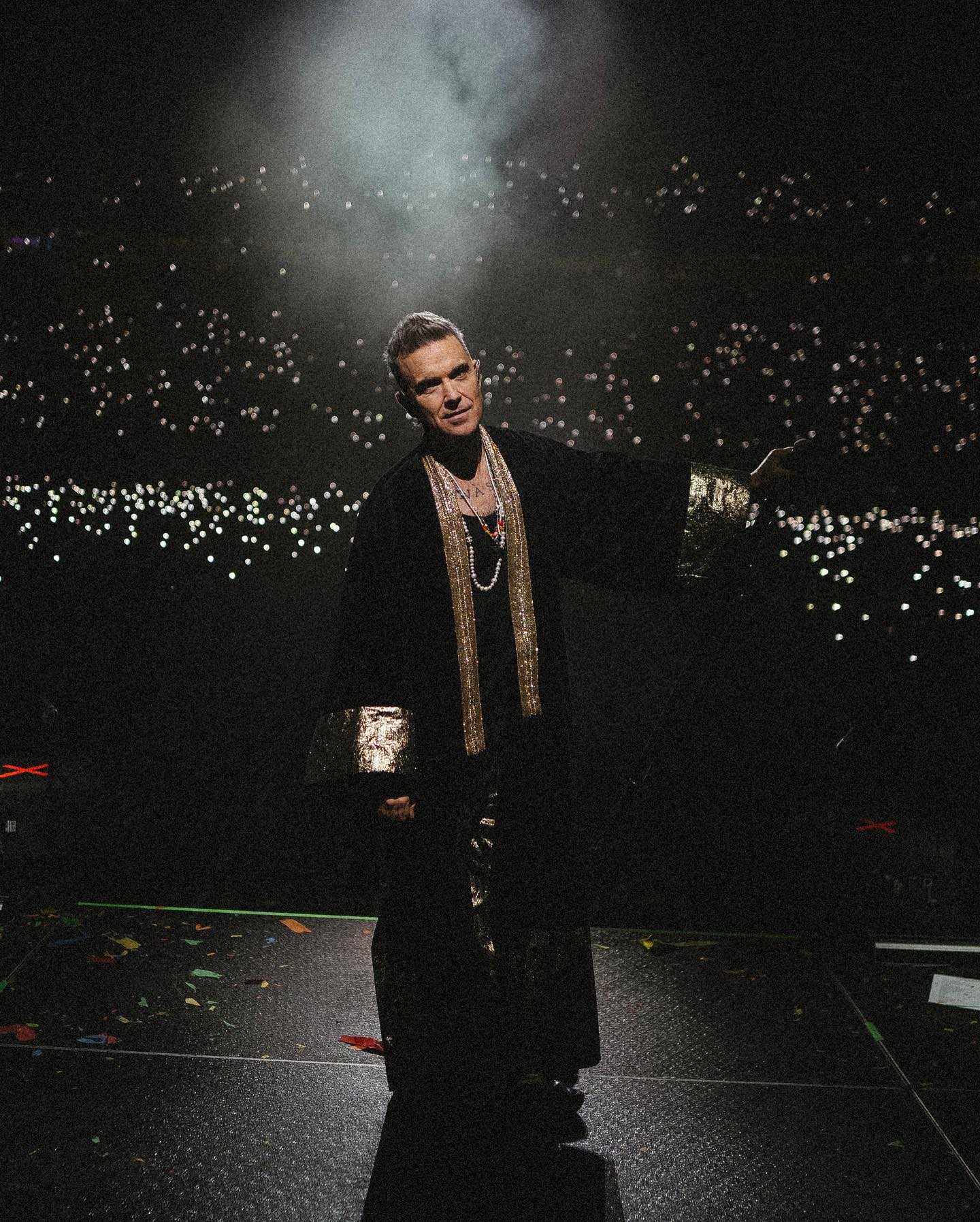 Прихильниця популярного британського співака після його концерту впала у кому: що сталось