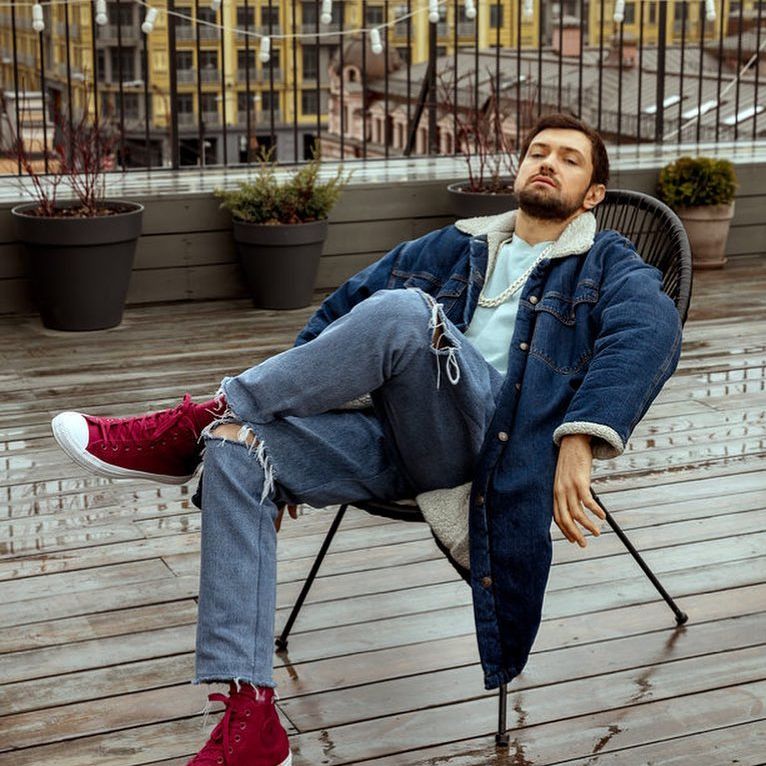 Відомий співак розповів, як його бабуся на Уралі підтримує Україну в оточенні "скажених зомбі"