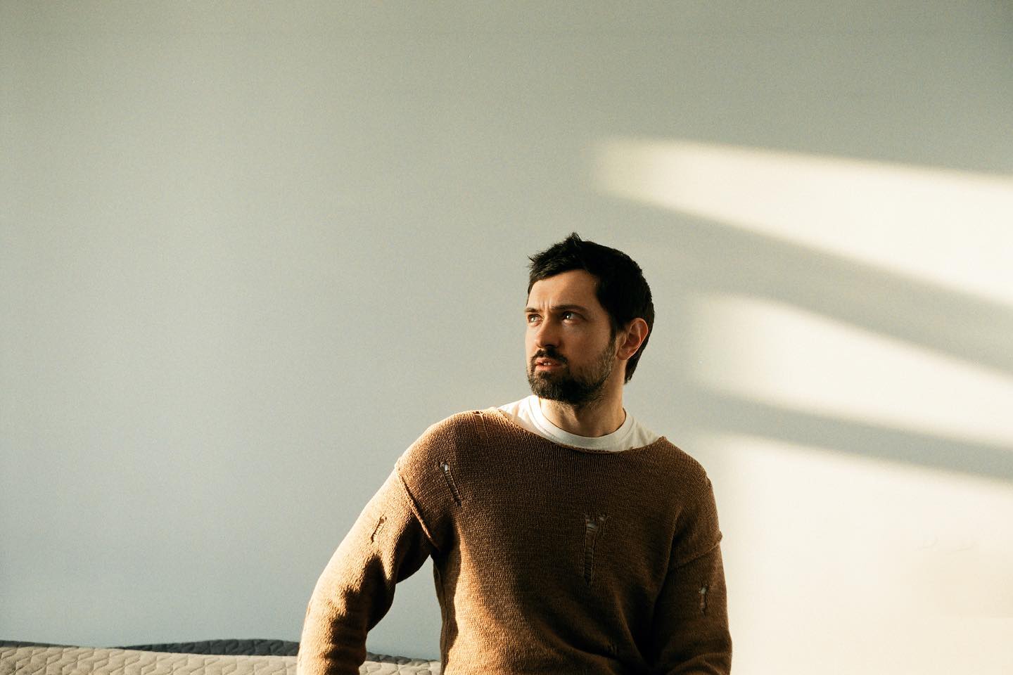 Відомий співак розповів, як його бабуся на Уралі підтримує Україну в оточенні "скажених зомбі"