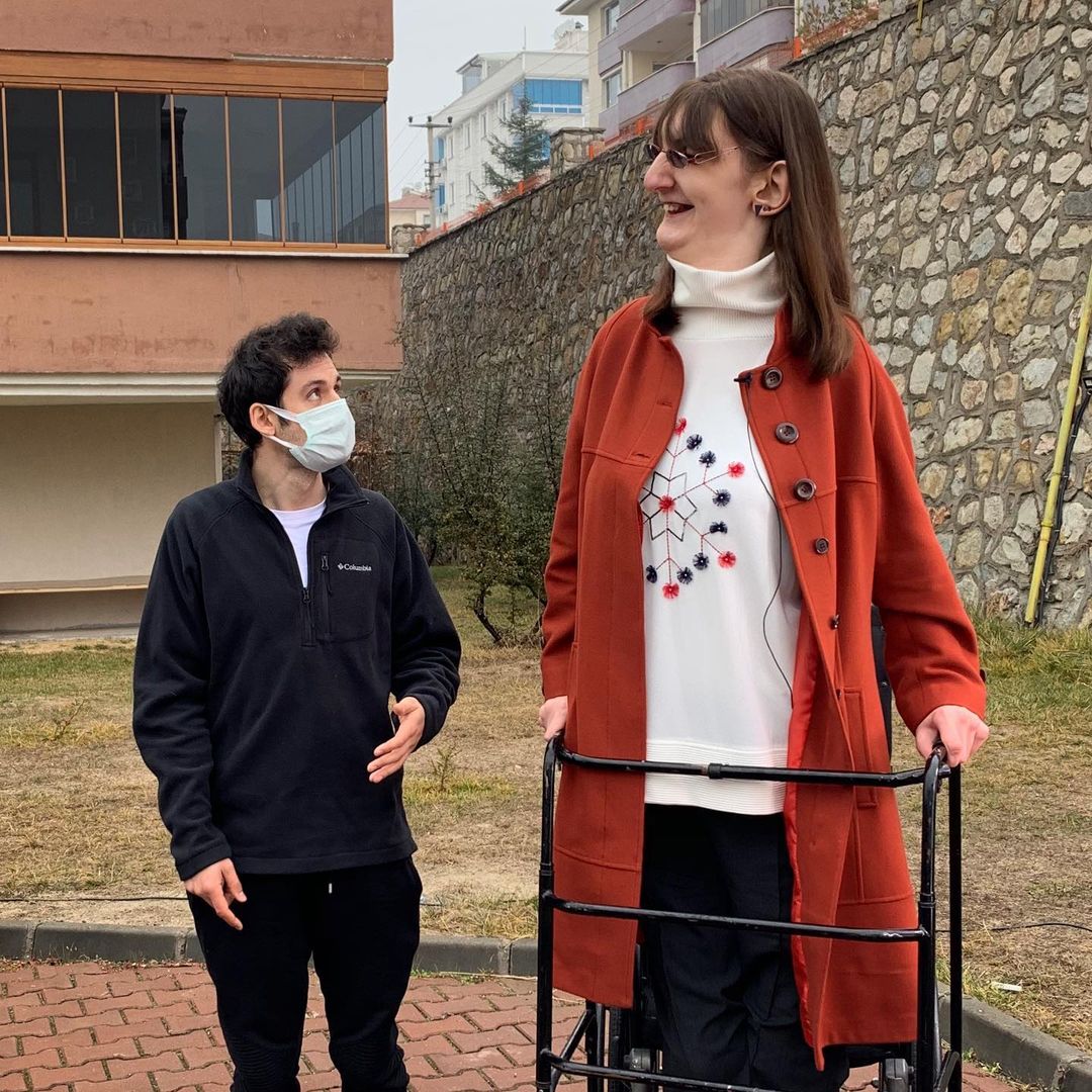 Самая высокая женщина мира попала в Книгу рекордов Гиннеса: как она выглядит сейчас (фото)